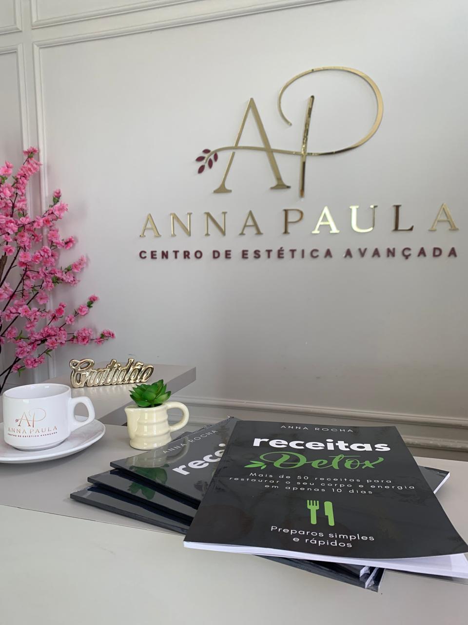 Recepção da clínica Anna Paula Estética com poltronas e decoração acolhedora